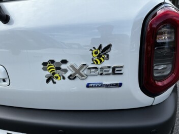 BEE（ハチ）